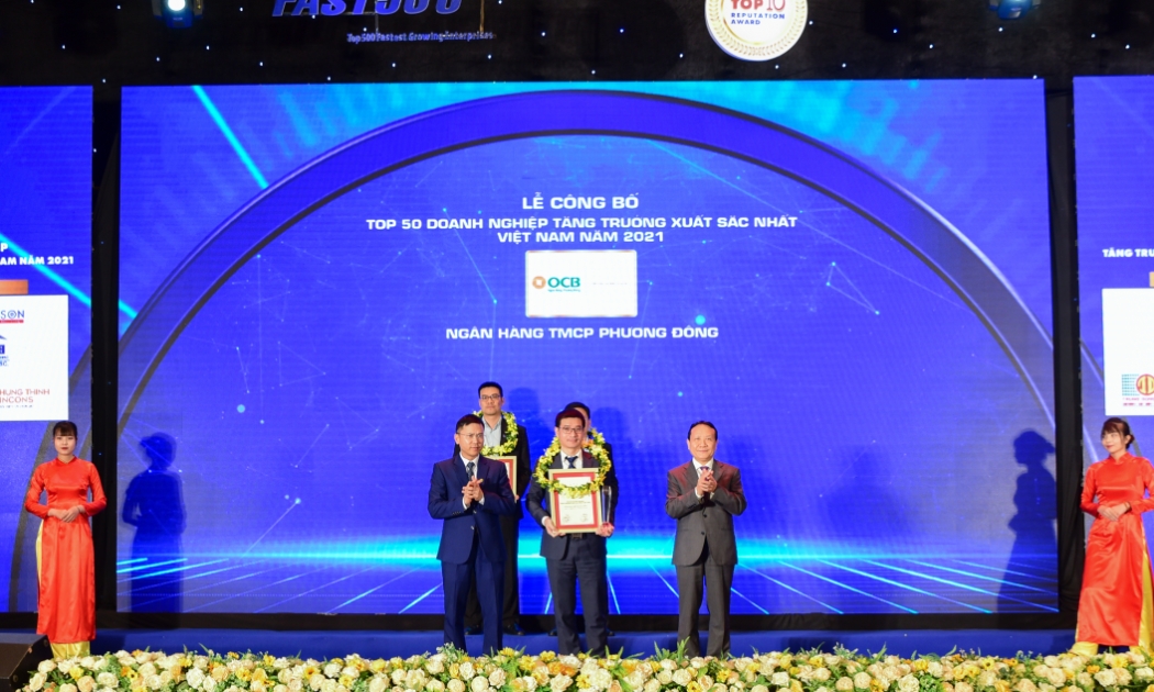 Ông Nguyễn Văn Hương, Giám đốc Khối Bán lẻ OCB đại diện nhận giải tại lễ công bố Top 500 Doanh nghiệp tăng trưởng nhanh nhất Việt Nam 2021.