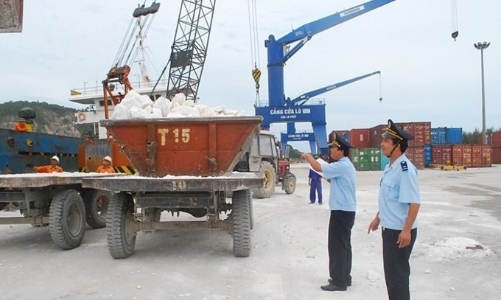 Kiểm tra thực tế từng lô hàng đá vôi xuất khẩu