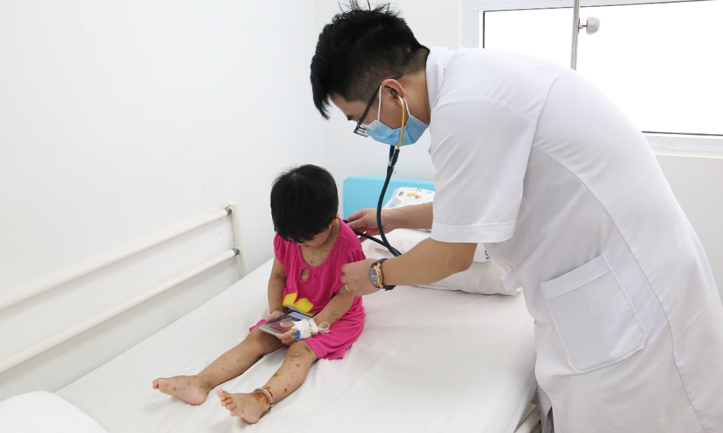 Bé Phan Như Q được chẩn đoán mắc thủy đậu bội nhiễm đồng thời có chỉ định theo dõi nhiễm trùng huyết