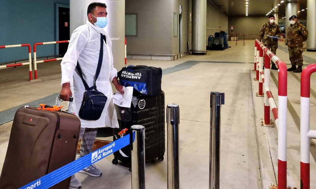 Một hành khách bay từ Ấn Độ hạ cánh xuống sân bay quốc tế Fiumicino, Italy - Ảnh: AFP/Getty Images