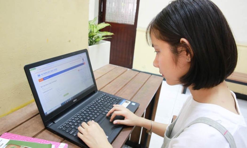 Các sinh viên chuyển dần sang học trực tuyến