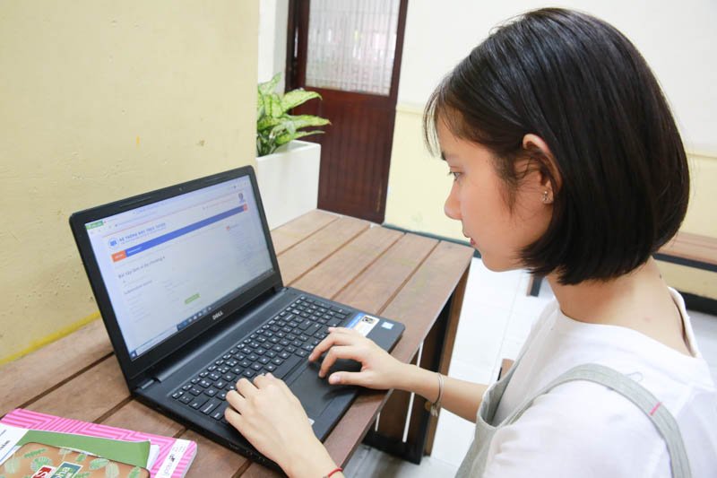 Các sinh viên chuyển dần sang học trực tuyến