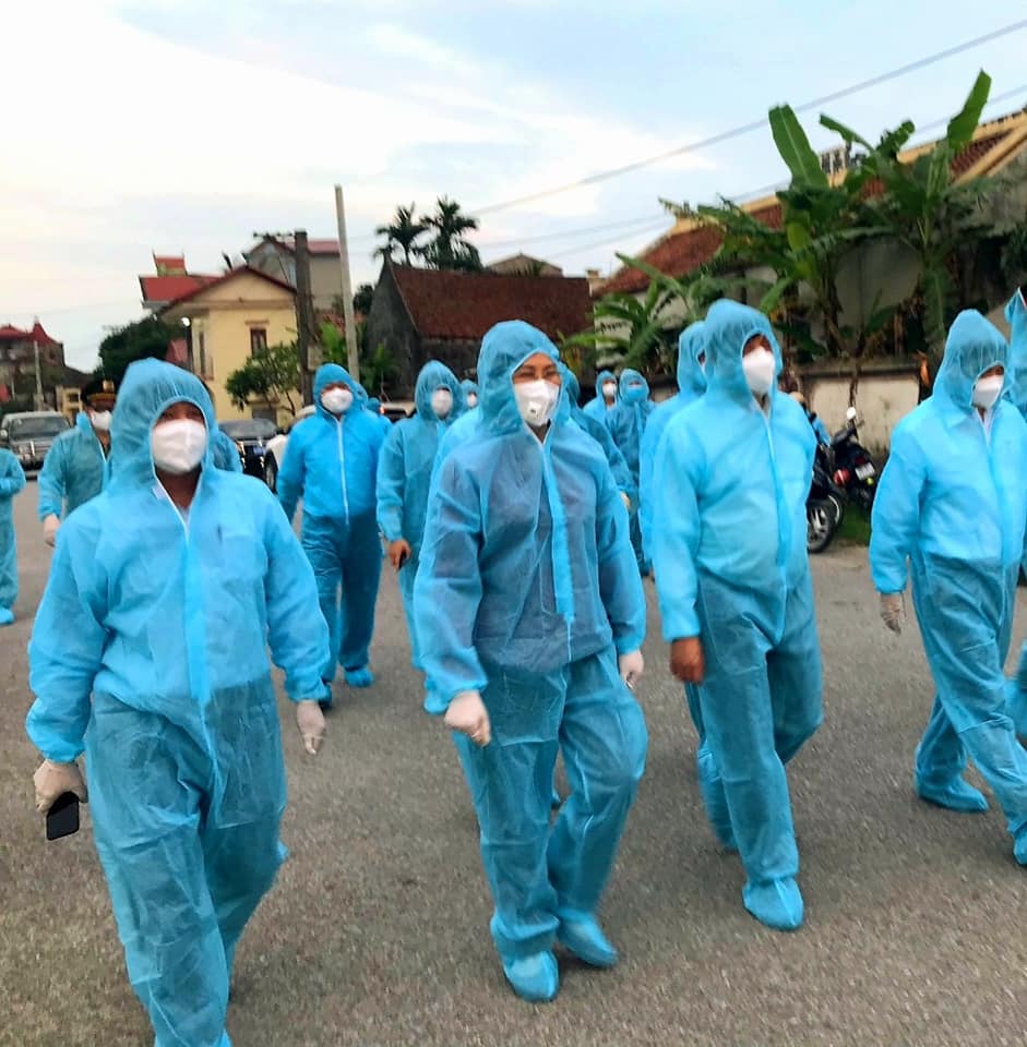 Bộ trưởng Bộ Y tế và đoàn công tác đi kiểm tra, chỉ đạo công tác phòng, chống dịch tại thôn Quan Nhân, xã Nhân Đạo, huyện Lý Nhân, Hà Nam 