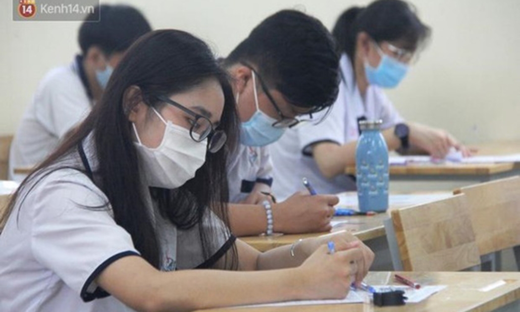 Trong phòng thi, thí sinh nghiêm túc thực hiện các biện pháp phòng dịch