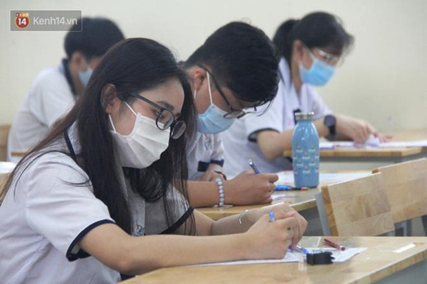 Trong phòng thi, thí sinh nghiêm túc thực hiện các biện pháp phòng dịch 