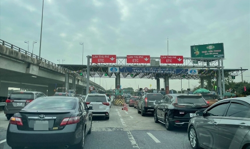 Kẹt xe hàng cây số, trạm thu phí vẫn không xả trạm