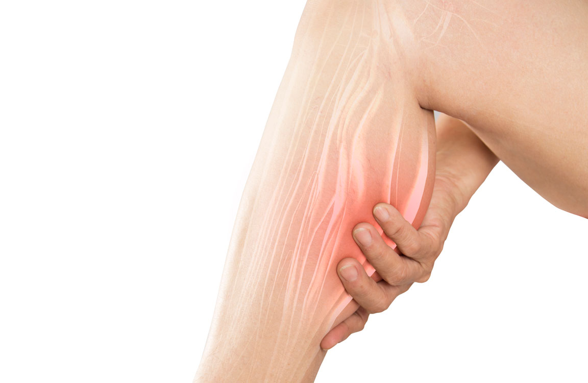 Nếu bị co cứng cơ ở cẳng chân, nên nhẹ nhàng vươn duỗi cơ theo chiều đối ngược, kéo đầu ngón chân và bàn chân lên cao, hướng về phía đầu gối.