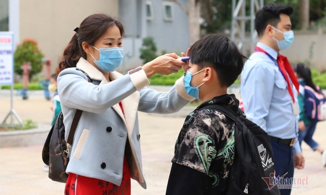 Học sinh đi học trở lại sau kỳ nghỉ lễ