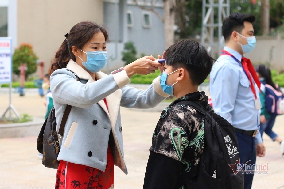 Học sinh đi học trở lại sau kỳ nghỉ lễ