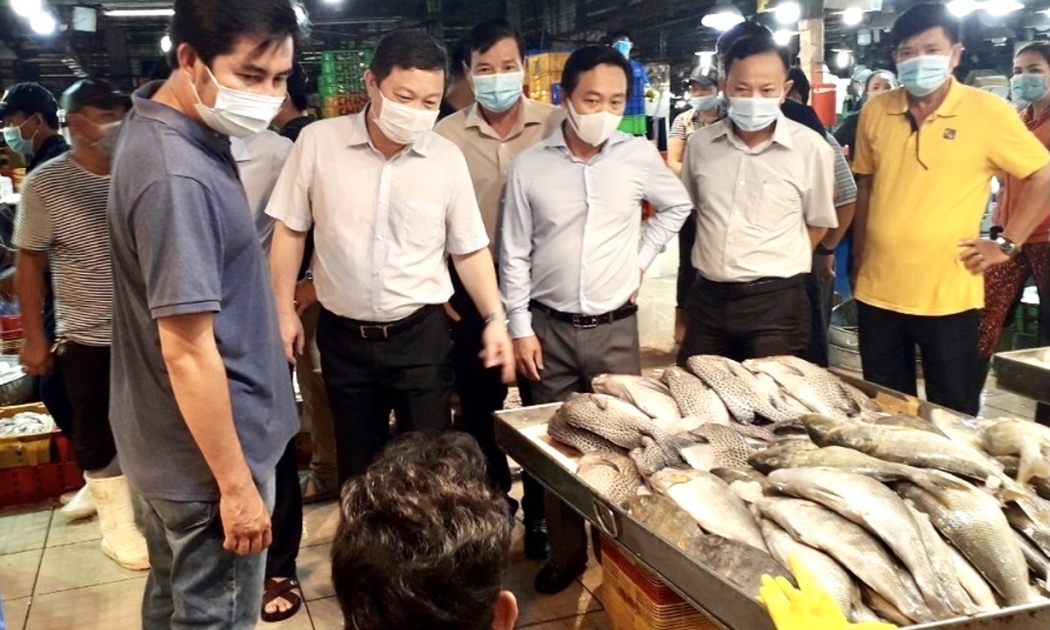 Phó Chỉ tịch Ủy ban Nhân dân TP.HCM Dương Anh Đức kiểm tra công tác phòng chống dịch Covid-19 tại Chợ đầu mối Bình Điền.