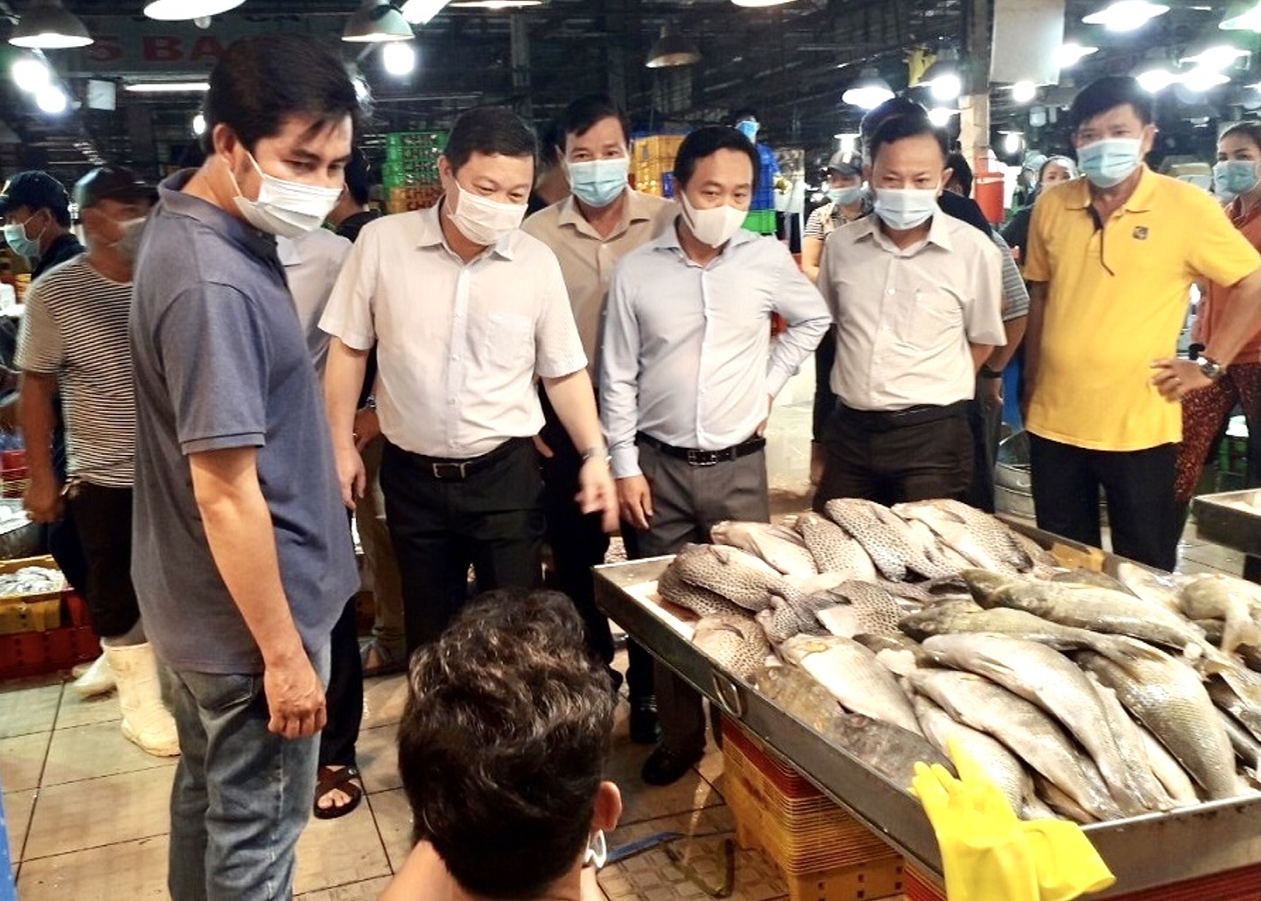 Phó Chỉ tịch Ủy ban Nhân dân TP.HCM Dương Anh Đức kiểm tra công tác phòng chống dịch Covid-19 tại Chợ đầu mối Bình Điền.