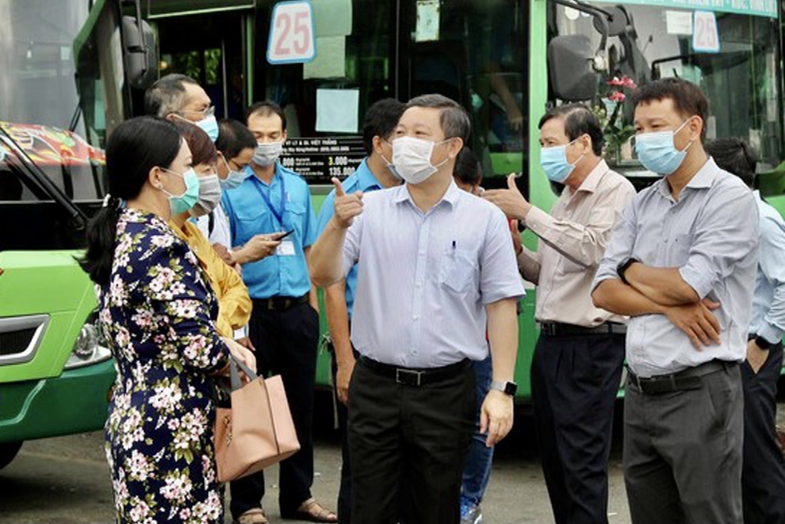 Đoàn kiểm tra yêu cầu tài xế, nhân viên phụ xe nhắc nhở hành khách thực hiện nghiêm quy tắc 5K.