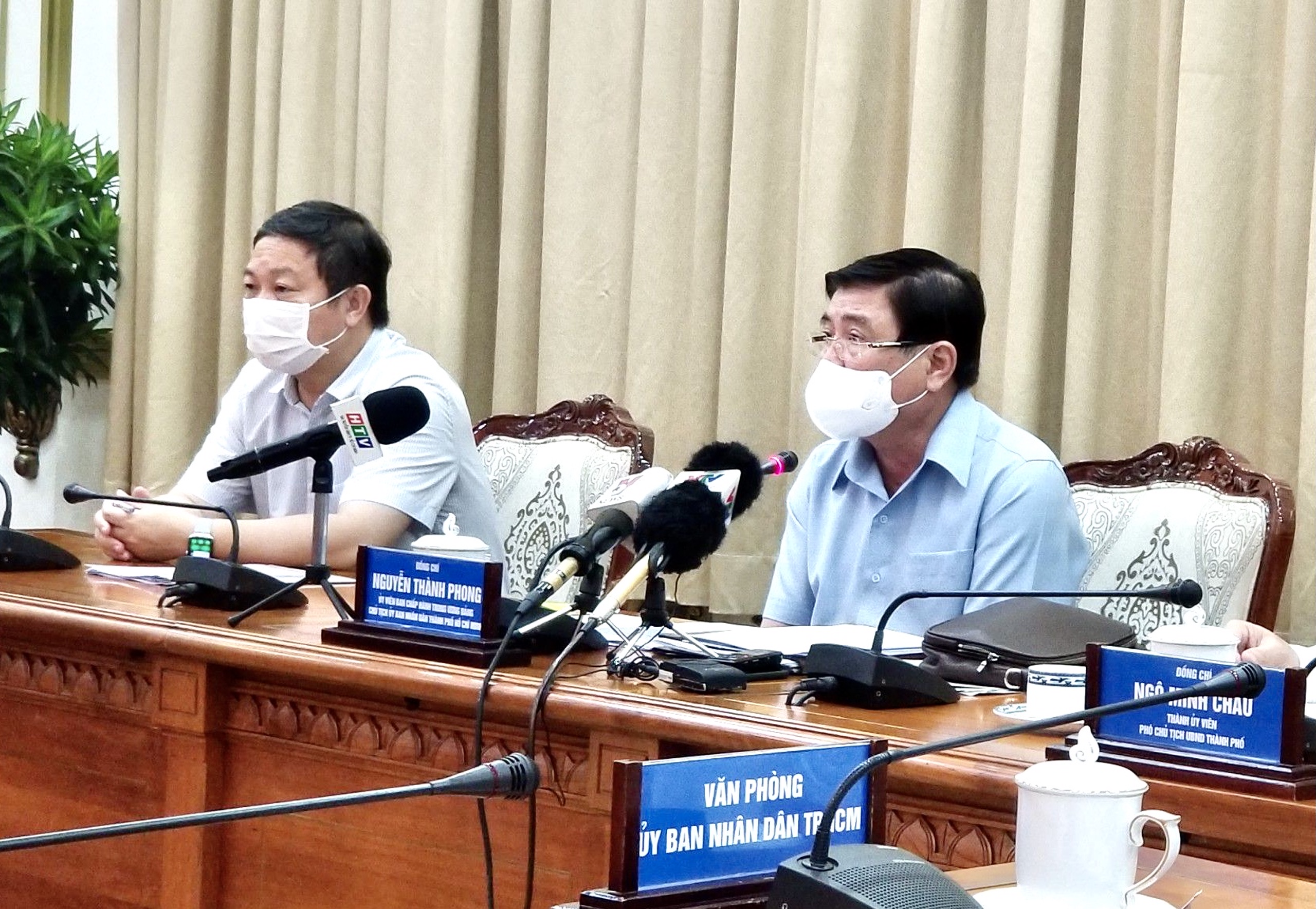 Chủ tịch Ủy ban Nhân dân TP.HCM Nguyễn Thành Phong chỉ đạo tại cuộc họp 