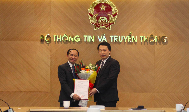 Thứ trưởng Bộ Thông tin và Truyền thông Nguyễn Huy Dũng trao quyết định điều động và bổ nhiệm giữ chức Phó vụ trưởng Vụ Quản lý doanh nghiệp cho ông Nguyễn Trọng Đường.