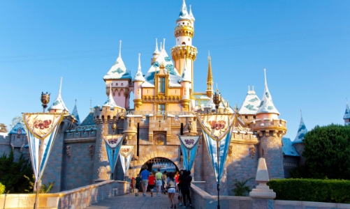 Sau hơn 1 năm đóng cửa, Disneyland California dè dặt mở cửa trở lại