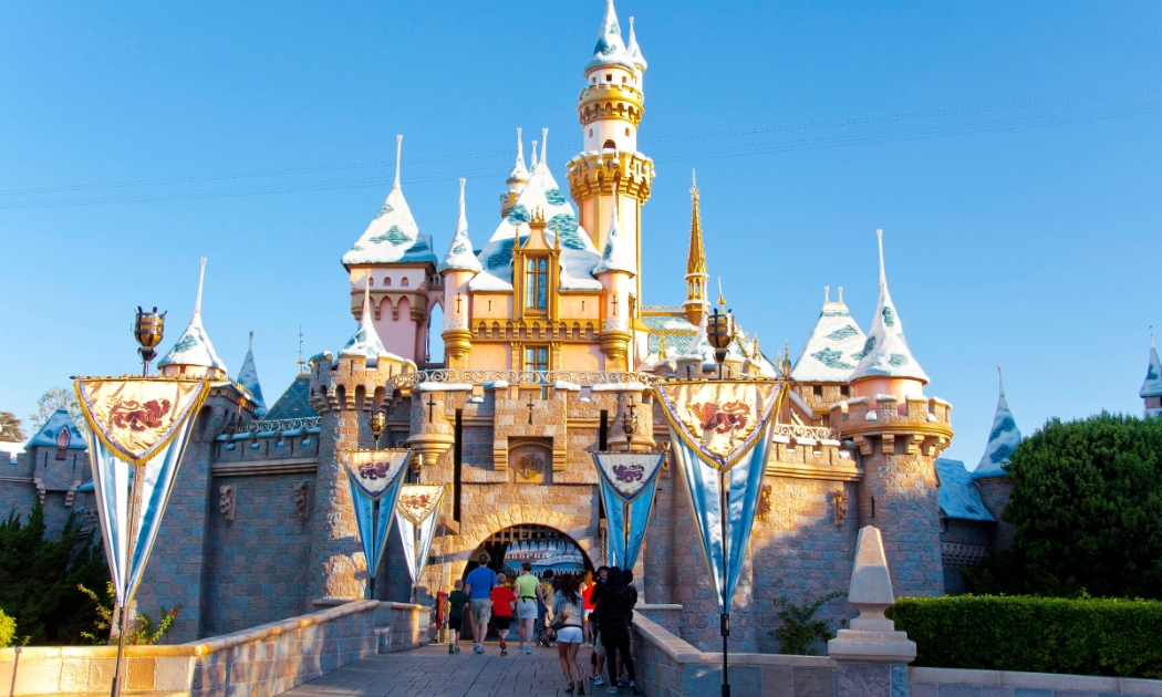 Disneyland đón một lượng khách hạn chế trong ngày mở cửa trở lại. Ảnh: CNTraveler