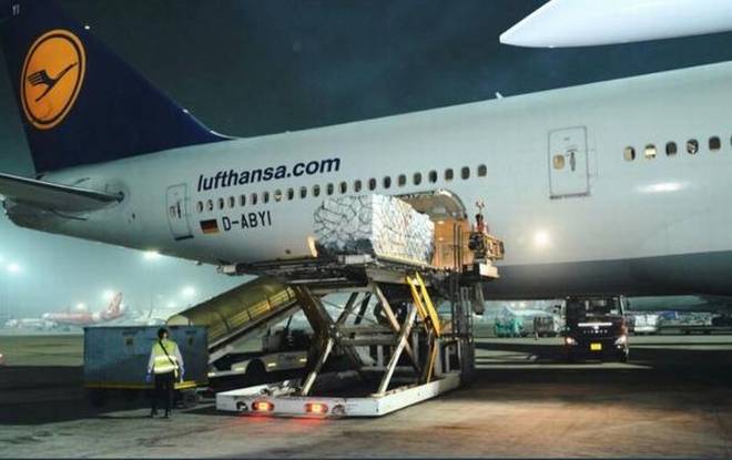 Lô hàng hỗ trợ quốc tế đầu tiên gồm vật tư y tế quan trọng bao gồm 100 máy thở và 95 máy tạo oxy đã đến Ấn Độ vào sáng ngày 27/4 - Ảnh: Twitter