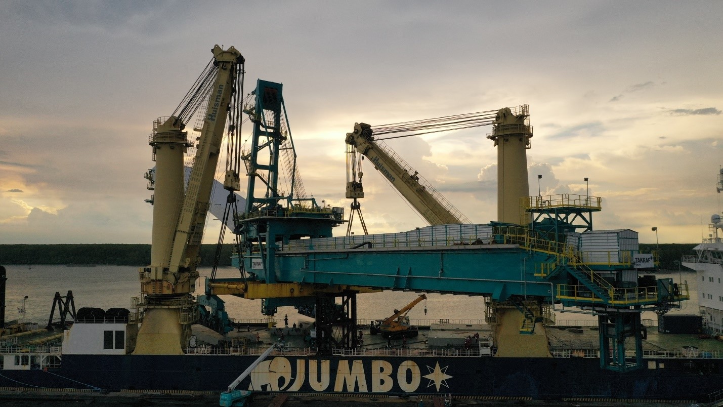 Cẩu Ship loader TI 7074 lên tàu tại cảng dịch vụ PTSC Phú Mỹ