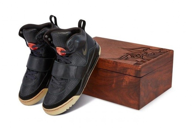 Đôi giày Nike Air Yeezy 1 của Kanye West được mua với giá 1,8 triệu USD.
