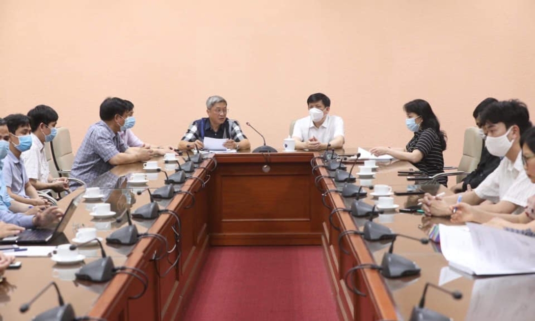 Bộ Y tế cử đoàn chuyên gia y tế sang hỗ trợ Lào chống dịch chiều 3/5. Ảnh - Đình Anh.