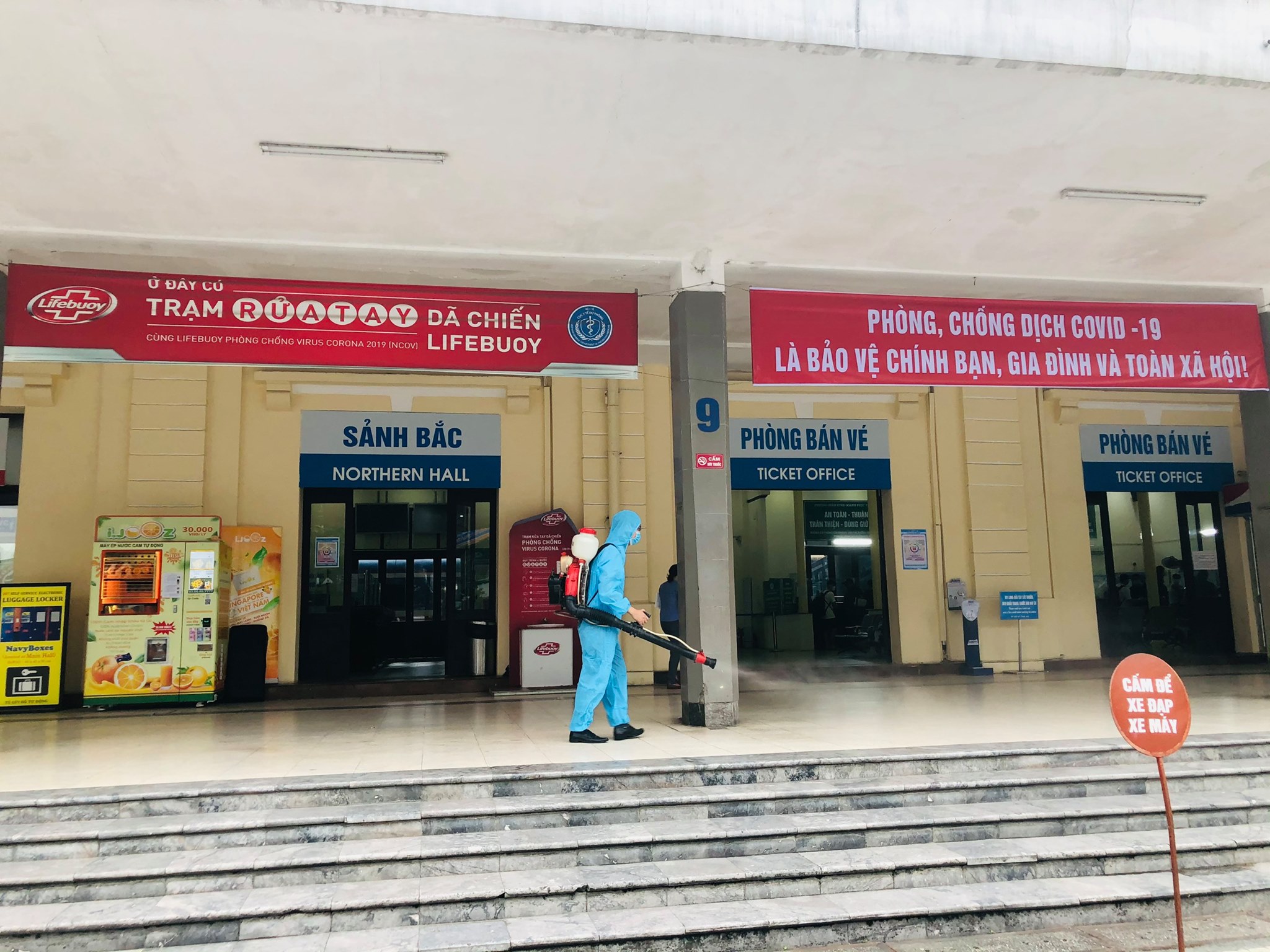 Tất cả c&aacute;c nh&agrave; ga đều tăng cường vệ sinh m&ocirc;i trường, khử khuẩn. Ảnh: VNR