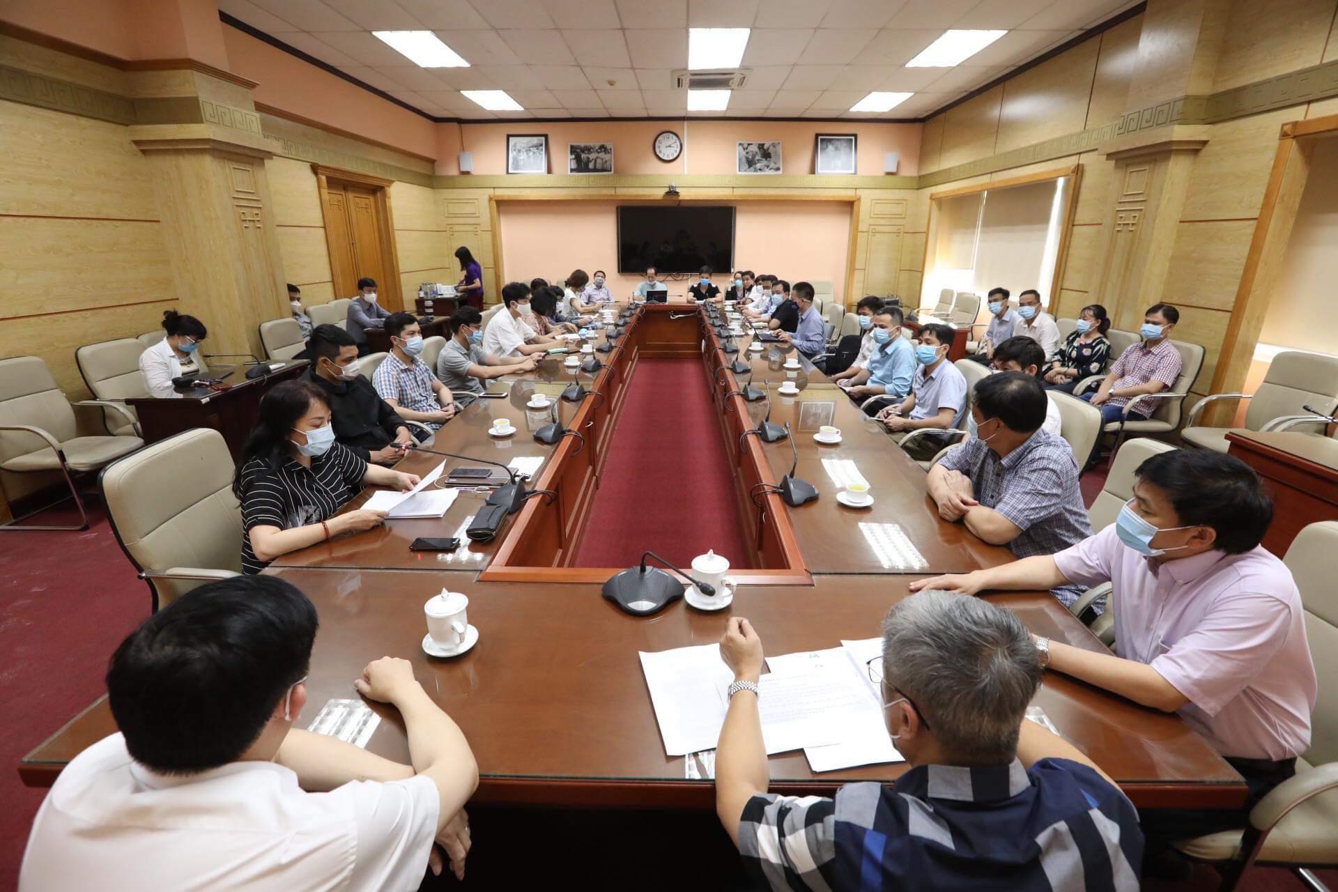 Các cán bộ, chuyên gia trong buổi gặp mặt tại Bộ Y tế trước ngày xuất phát.