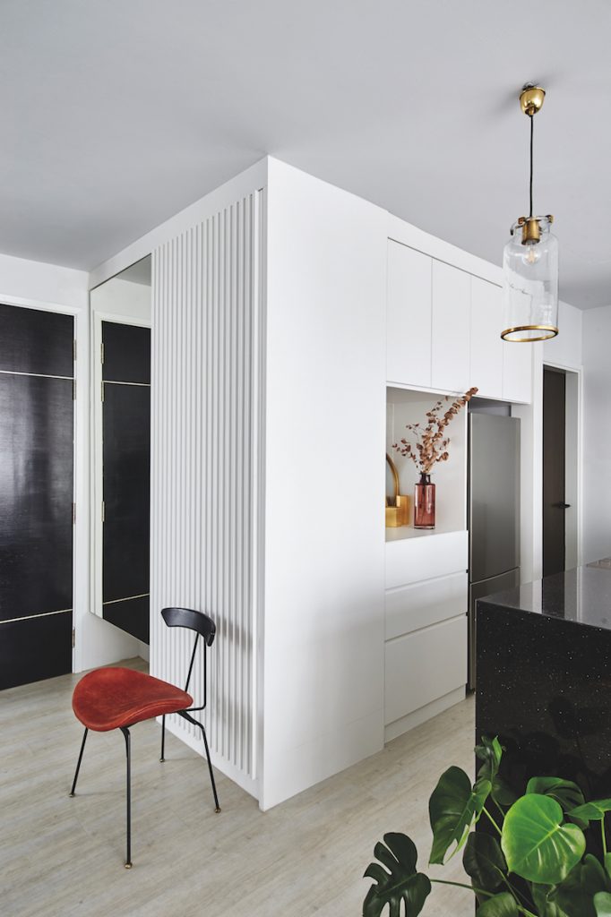 Khu vực cửa v&agrave;o v&agrave; đảo bếp với t&ocirc;ng m&agrave;u trắng - đen được cố &yacute; sử dụng&nbsp; để l&agrave;m nổi bật những m&oacute;n đồ trang tr&iacute;.