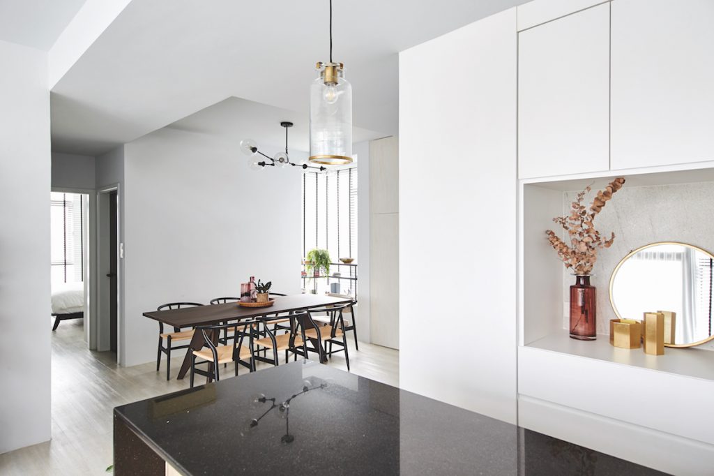 Bếp v&agrave; khu vực ph&ograve;ng ăn li&ecirc;n th&ocirc;ng, tạo ra một kh&ocirc;ng gian mở rất tho&aacute;ng v&agrave; tr&agrave;n ngập &aacute;nh s&aacute;ng.