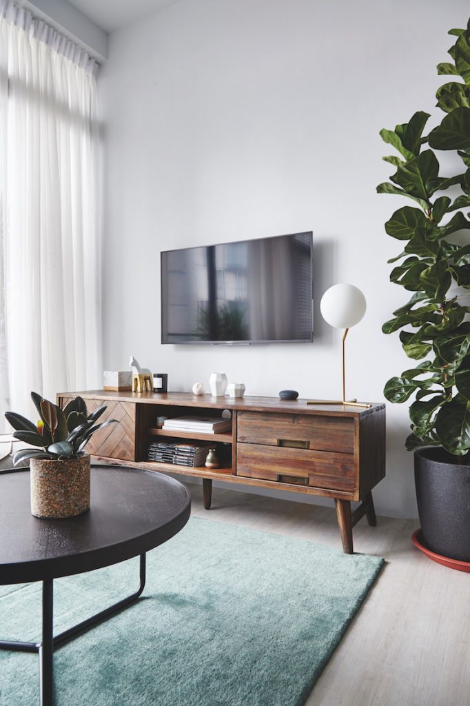 Ph&ograve;ng kh&aacute;ch l&agrave; sự kết hợp của những m&oacute;n đồ lưu niệm sưu tầm v&agrave; chiếc tủ kệ vintage được họ mang đến từ ng&ocirc;i nh&agrave; cũ.