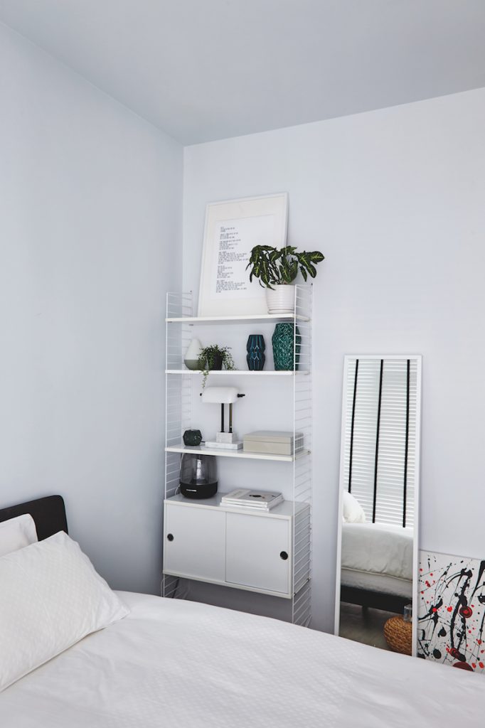 Kh&ocirc;ng gian ph&ograve;ng ngủ rất đơn giản m&agrave; thư gi&atilde;n.