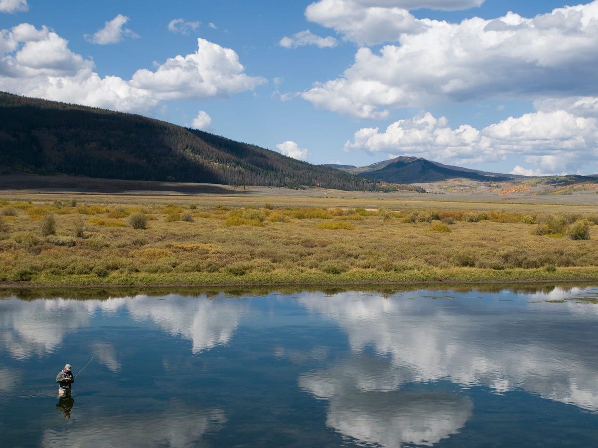 Tại bang&nbsp;Wyoming, &ocirc;ng sở hữu một trang trại rộng gần 200 hecta, được mua với gi&aacute; 8,9 triệu USD v&agrave;o năm 2009.