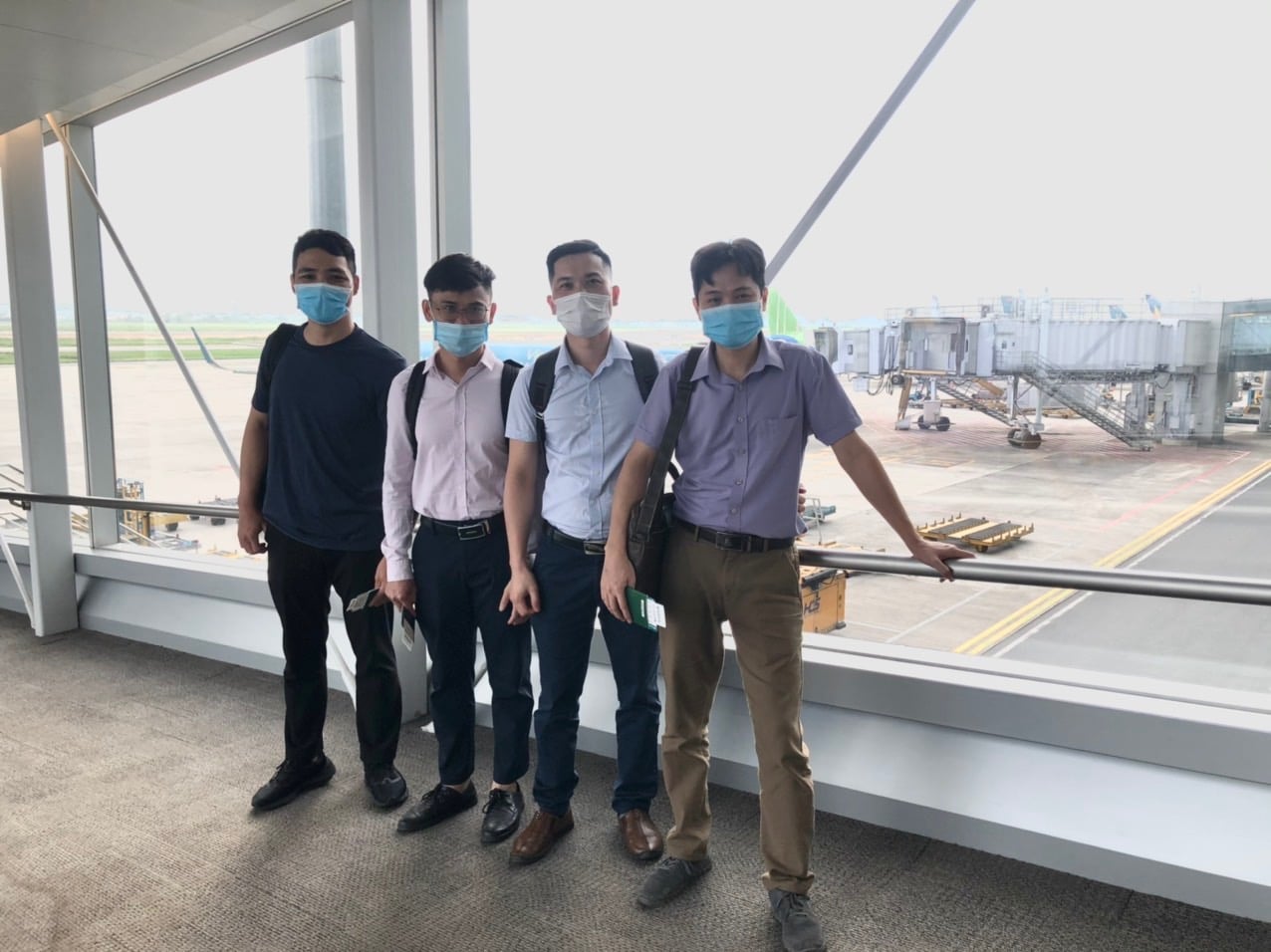 Đội phản ứng nhanh của Bệnh viện Bạch Mai trước giờ lên đường sang nước bạn Lào hỗ trợ chống dịch.