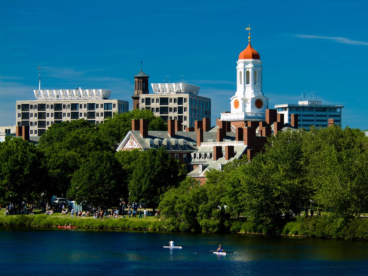 Ngo&agrave;i c&aacute;c bất động sản c&aacute; nh&acirc;n, Bill Gates cũng nắm cổ phần tại nhiều kh&aacute;ch sạn th&ocirc;ng qua c&ocirc;ng ty đầu tư ri&ecirc;ng Cascade. Hiện &ocirc;ng sở hữu cổ phần tại kh&aacute;ch sạn Charles Hotel ở Cambridge, bang Massachusetts....