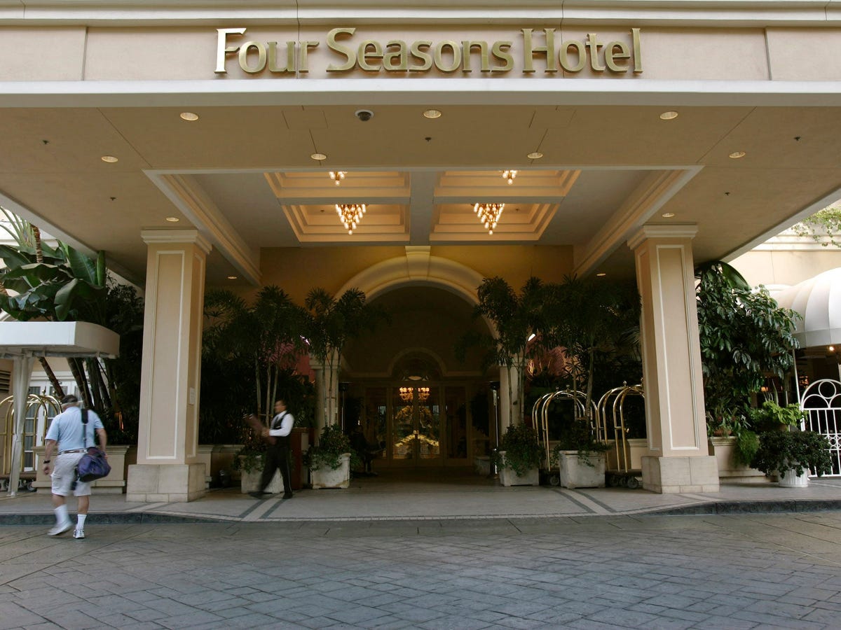 ...và gần 50% cổ phần chuỗi khách sạn Four Season Holdings. 