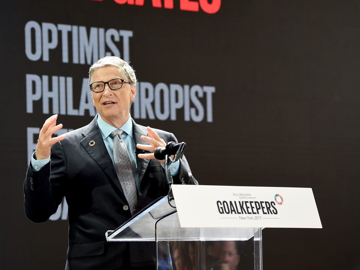 Ngoài ra, Bill Gates và vợ sở hữu quỹ từ thiện cá nhân lớn nhất thế giới Bill & Melinda Gates Foundation và đã quyên góp vào đây khoảng 36 tỷ USD. Gates cũng đứng sau sáng kiến Giving Pledge, kêu gọi các tỷ phú quyên góp phần lớn tài sản để làm từ thiện.
