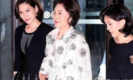 Bà Hong Ra-hee (giữa) cùng hai con gái.