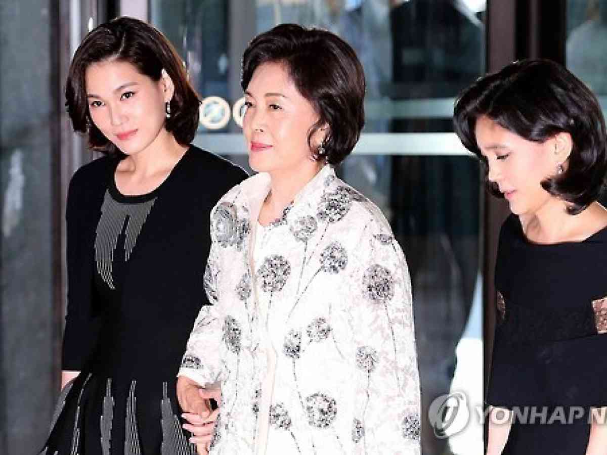 Bà Hong Ra-hee (giữa) cùng hai con gái.