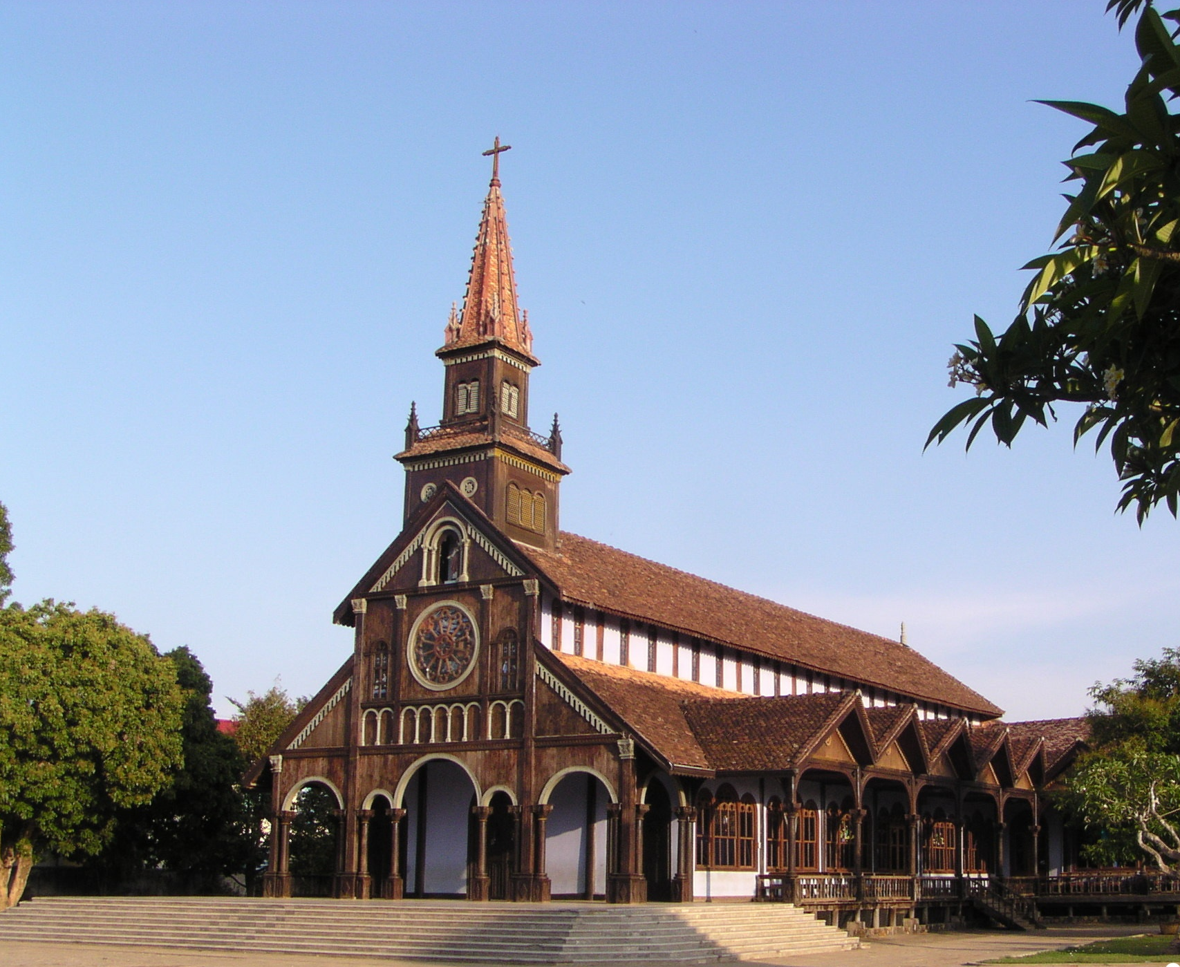 Khung cảnh tĩnh lặng của Nh&agrave; thờ Gỗ tại th&agrave;nh phố Kon Tum.