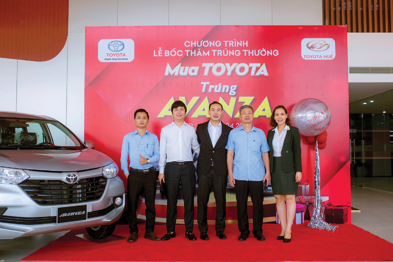 Ông Trần Hữu Ngọc - Chủ tịch Hội đồng Quản trị công ty Cổ phần Toyota Huế (bên phải - thứ 3) và ông Nguyễn Ngọc Tuấn - Tổng giám đốc Công ty Cổ phần đầu tư và phát triển Đà Thành (bên trái - thứ 2) tại sự kiện của Toyota, ngay sau lễ ký kết hợp tác giữa 2 bên.