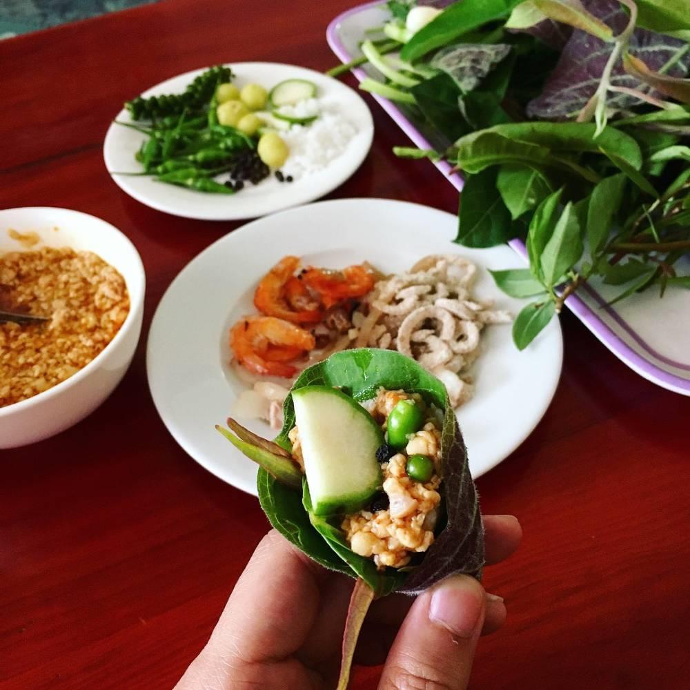 Món gỏi lá - một đặc sản nên thử ở Kon Tum.