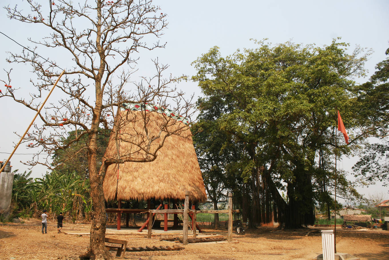 Nh&agrave; r&ocirc;ng l&agrave; biểu hiện rực rỡ nhất cho n&eacute;t đẹp của c&aacute;c d&acirc;n tộc sinh sống s&aacute;t gần th&agrave;nh phố n&agrave;y