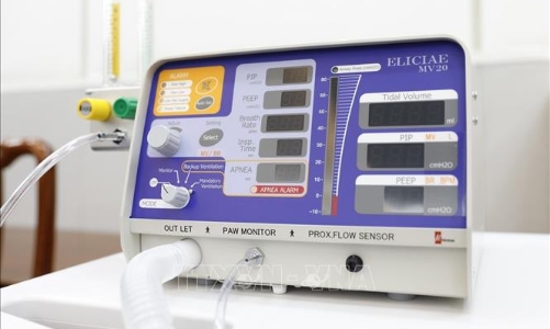 Việt Nam cấp tốc chuyển 100 máy thở giúp Lào chống dịch 