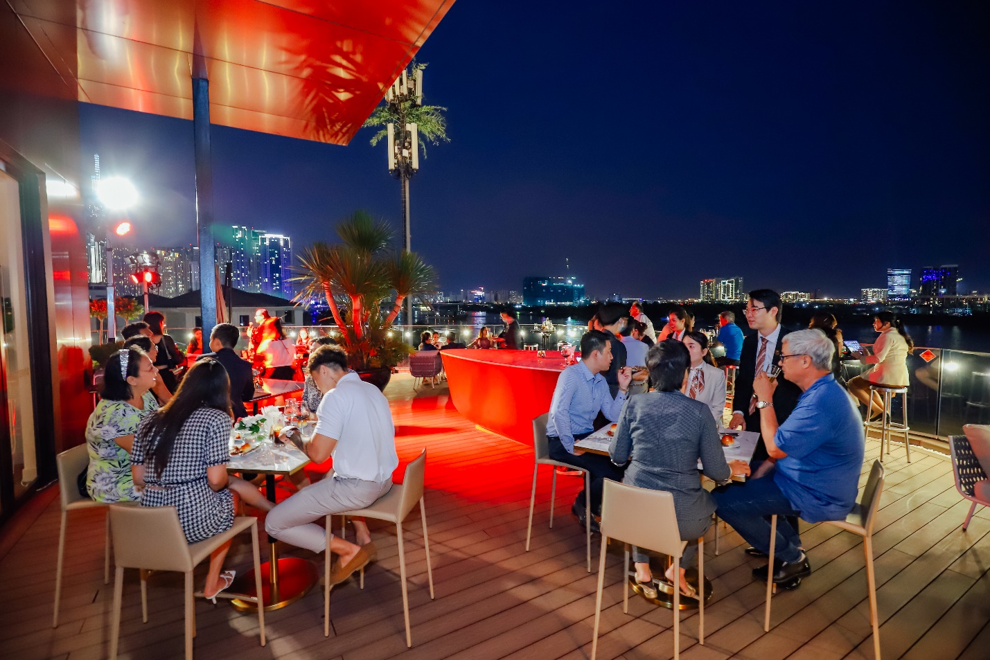 Grand Marina Gallery luôn kín khách hàng đến thăm nhà mẫu và tham dự sự kiện.
