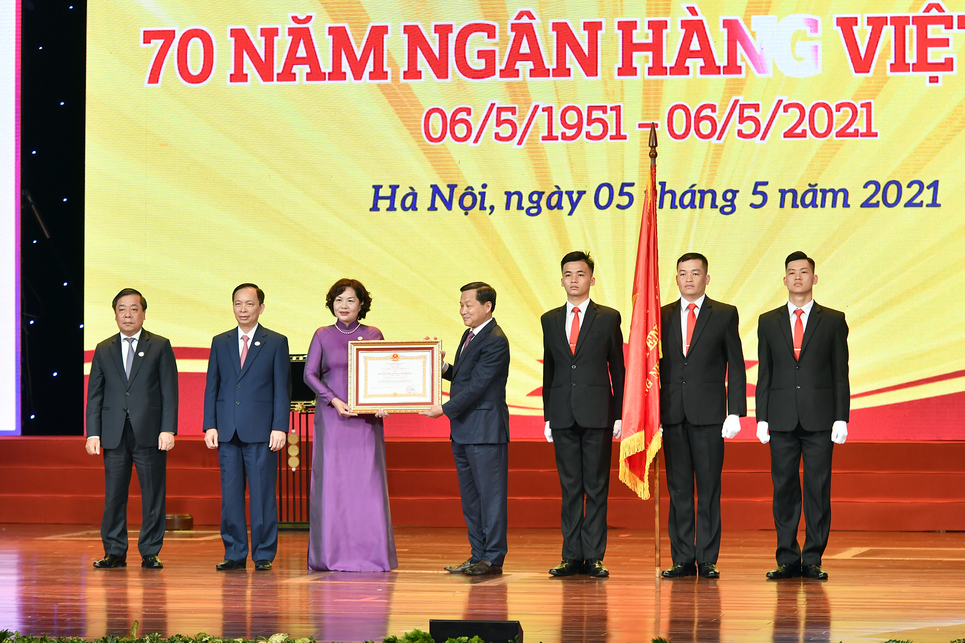 Phó Thủ tướng Lê Minh Khái trao Huân chương Lao động hạng Nhất cho Ngân hàng Nhà nước Việt Nam