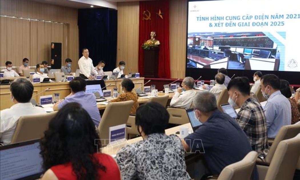 EVN đối thoại với các chuyên gia kinh tế về tình hình vận hành hệ thống điện trong bối cảnh bùng nổ nguồn điện tái tạo