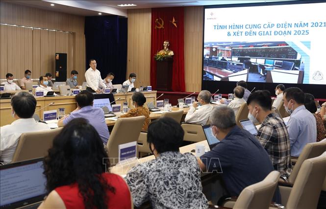 EVN đối thoại với các chuyên gia kinh tế về tình hình vận hành hệ thống điện trong bối cảnh bùng nổ nguồn điện tái tạo