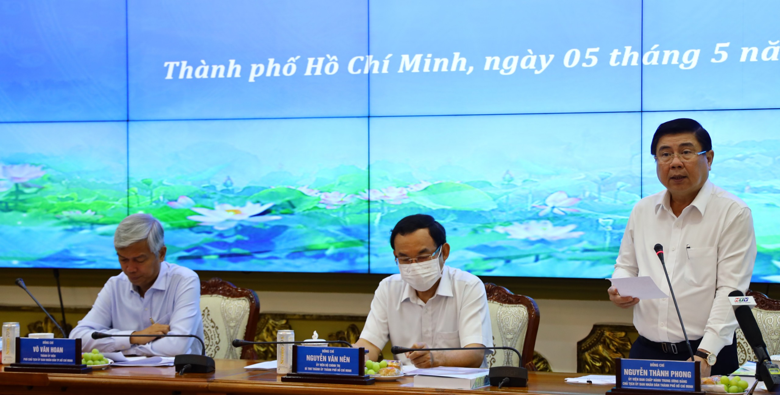 Từ phải qua trái: Ông Nguyễn Thành Phong, Chủ tịch Ủy ban Nhân dân Tp.HCM; ông Nguyễn Văn Nên, Ủy viên Bộ Chính trị, Bí thư Thành ủy Tp.HCM; và ông Võ Văn Hoan, Phó Chủ tịch Ủy ban nhân dân Tp.HCM. 