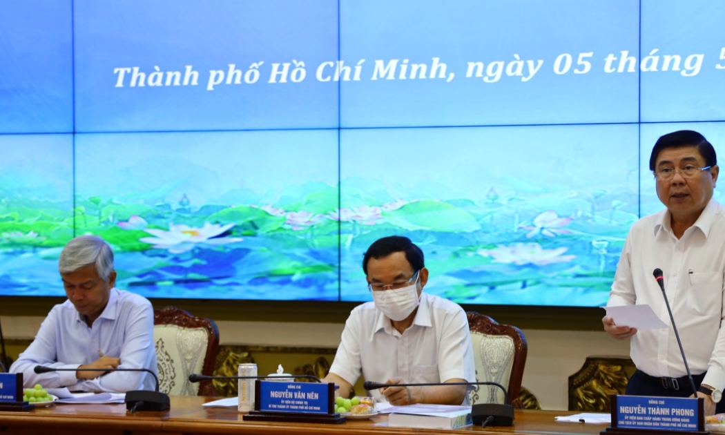 Từ phải qua trái: Ông Nguyễn Thành Phong, Chủ tịch Ủy ban Nhân dân Tp.HCM; ông Nguyễn Văn Nên, Ủy viên Bộ Chính trị, Bí thư Thành ủy Tp.HCM; và ông Võ Văn Hoan, Phó Chủ tịch Ủy ban nhân dân Tp.HCM. 