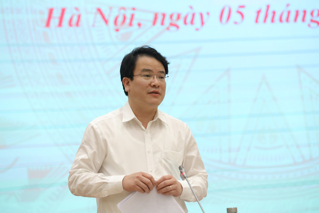 Thứ trưởng Bộ Kế hoạch và Đầu tư Trần Quốc Phương trả lời tại buổi họp báo