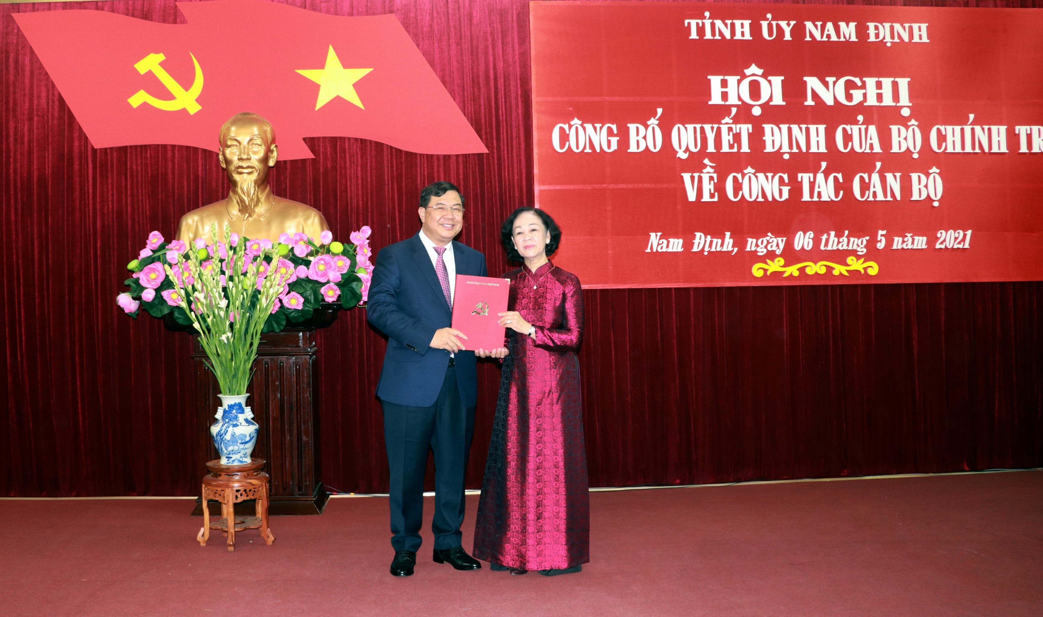 Đồng chí Trương Thị Mai, Ủy viên Bộ Chính trị, Bí thư Trung ương Đảng, Trưởng Ban Tổ chức Trung ương trao Quyết định của Bộ Chính trị cho đồng chí Bí thư Tỉnh ủy Phạm Gia Túc.